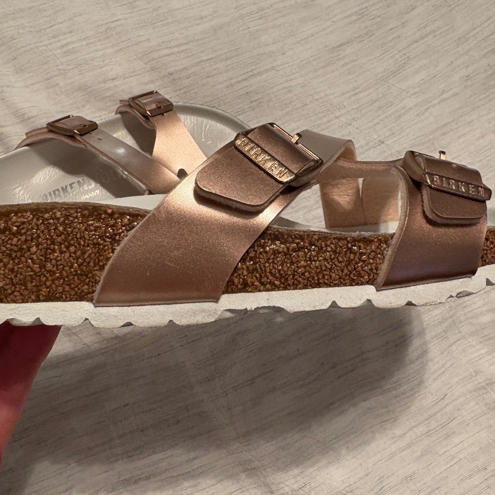 Birkenstock Women’s Yao Metallic Rose Gold Sandals, size 39 (US 8.5/9) - Picture 2 of 14